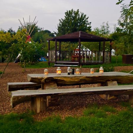 Plush Tents Yurt Village 치체스터 외부 사진