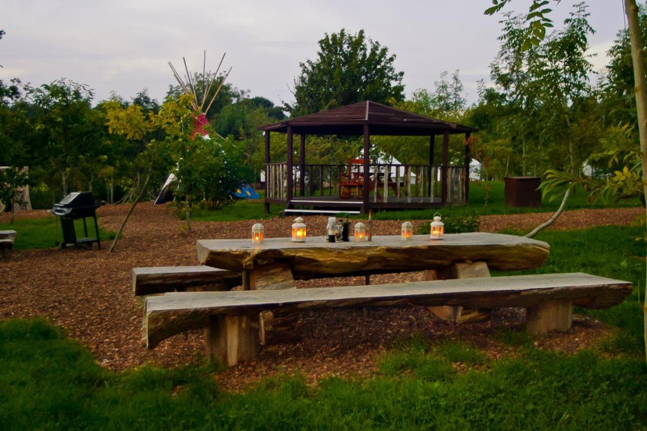 Plush Tents Yurt Village 치체스터 외부 사진