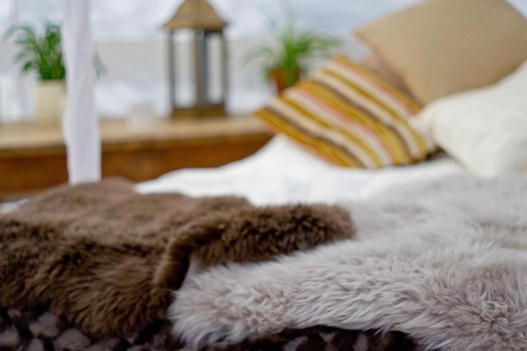 Plush Tents Yurt Village 치체스터 외부 사진