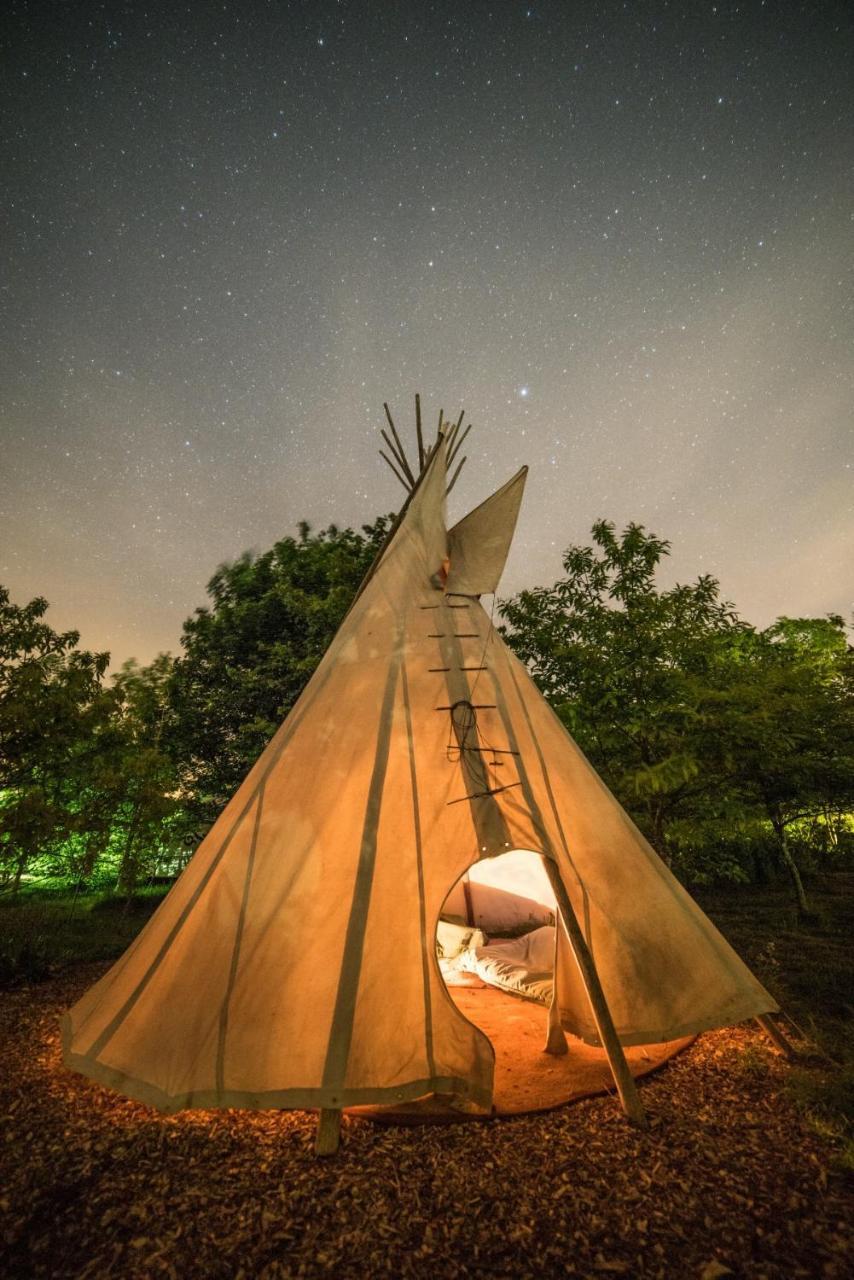 Plush Tents Yurt Village 치체스터 외부 사진
